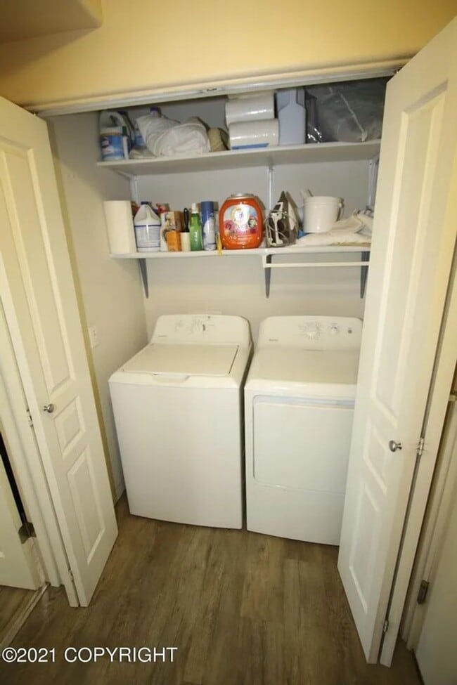 Building Photo - 3 Bedroom South Anchorage Townhouse!