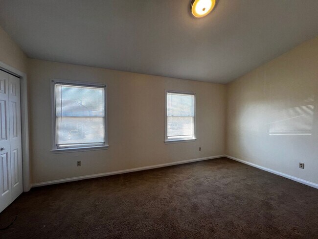 Building Photo - Great Bridge Townhouse For Rent