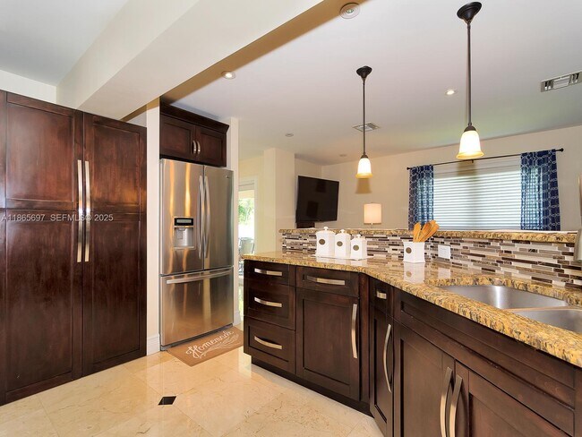 Building Photo - 3141 Hollywood Blvd