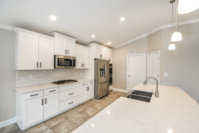 Building Photo - 151 Providence Dr