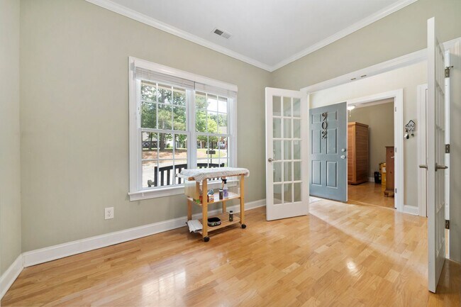 Building Photo - Available 07/10/26! Lovely 3 bedroom townhome close to the Eno River in Country Club Heights!