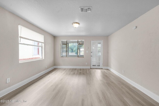 Building Photo - 1321 W 12th St