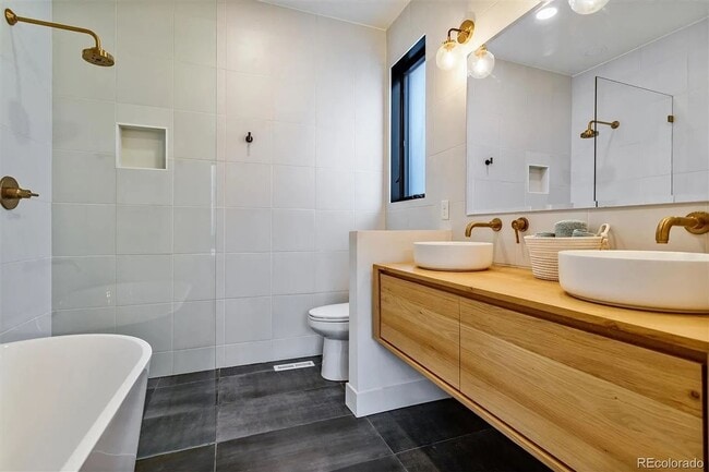 Building Photo - Contemporary Townhome in an Exceptional Su...
