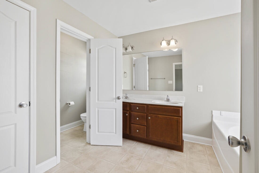 Building Photo - 121 Feathers Ln