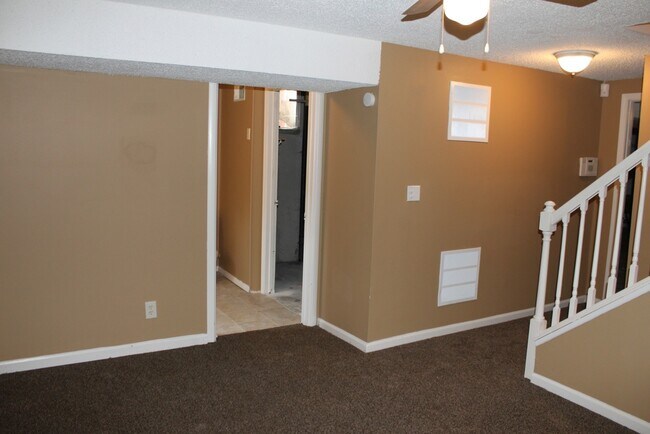 Building Photo - AVAILABLE NOW! Beautiful 3 Bedroom Home in...