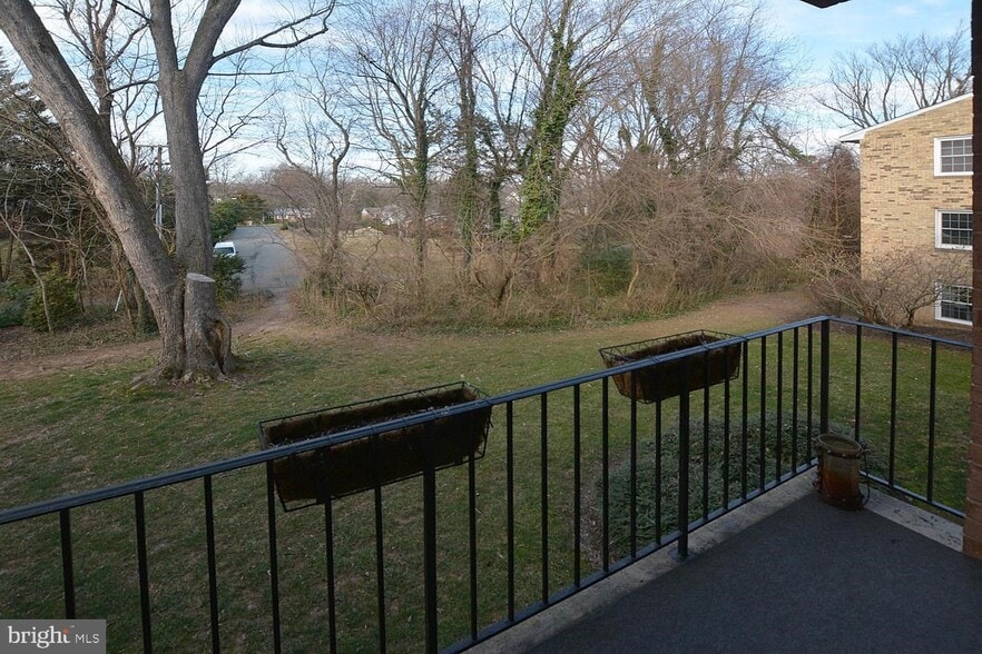 Building Photo - 3874 Lyndhurst Dr