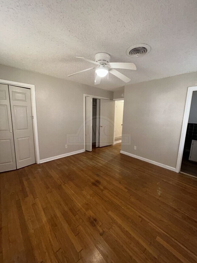 Building Photo - 1100 Pine Dr