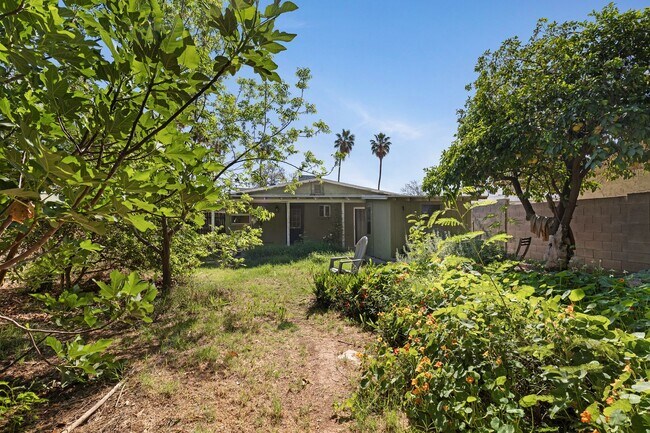 Building Photo - 3-2