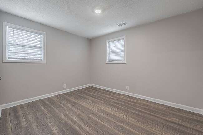 Building Photo - 2215 Sutton-Move in ready!