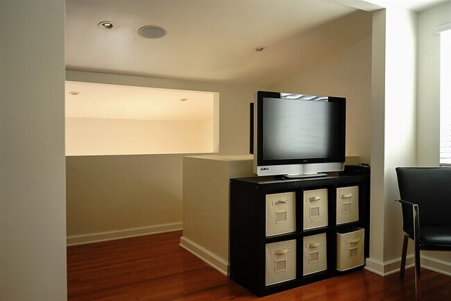 Loft - 31 N Venice Blvd