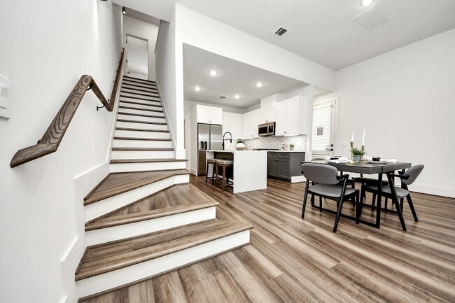 Building Photo - 6018 Knox St