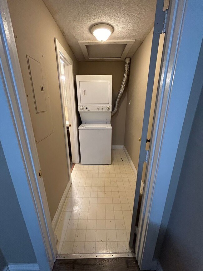 Building Photo - Cozy & Large 2 Bed 1.5 Bath in Lowell!