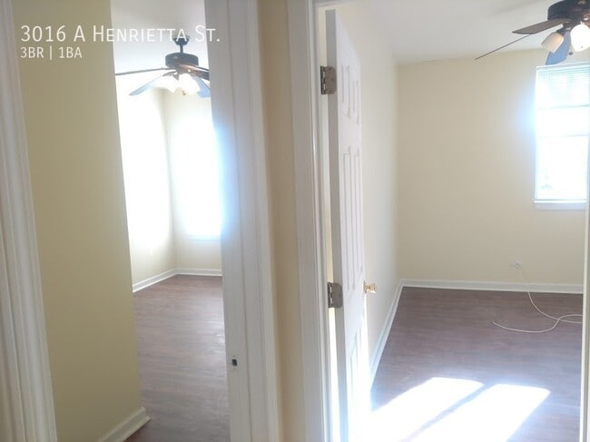 Building Photo - Huge 3br/1ba 2nd Floor Apartment in Heart ...