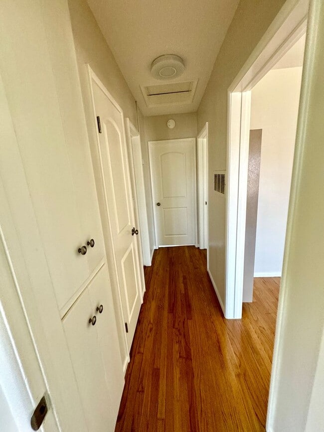 Building Photo - Charming 3 bedroom, 2 bath completely remo...