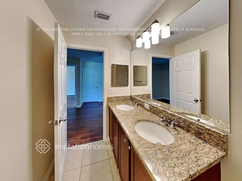 Building Photo - 212 Oaklanding Ln