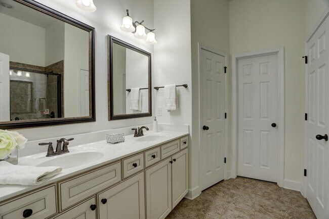 Building Photo - 104 Wellington Trce