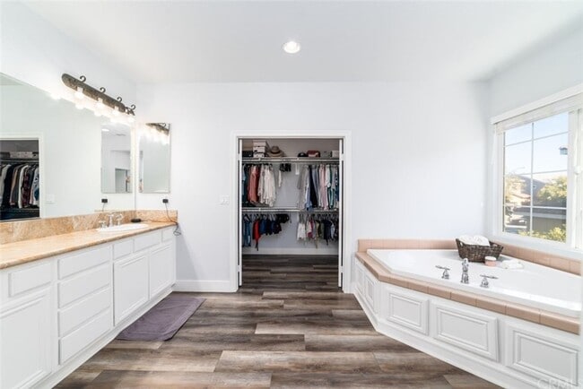 Building Photo - Beautiful Tuscany Hills 5 Bedroom Home