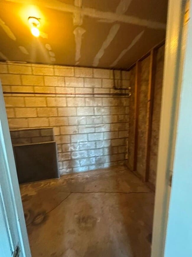 Building Photo - 2 Bedroom Upstairs Unit in 4-Plex