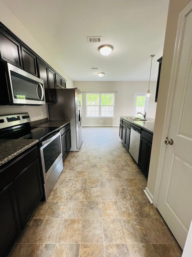 Building Photo - AVAILABLE NOW!