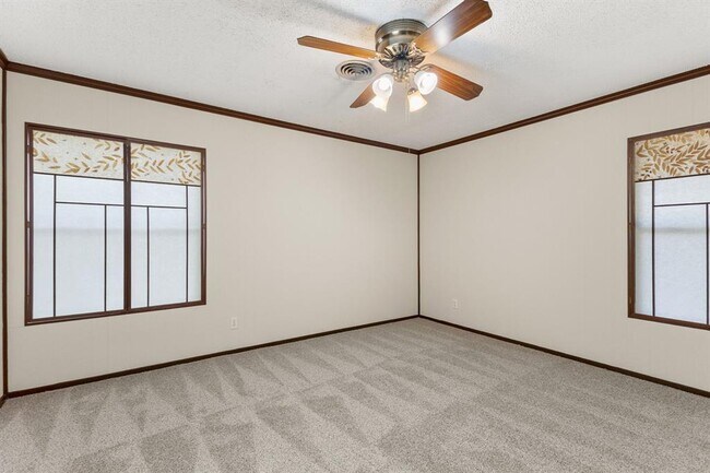 Building Photo - 6203 Greentree Ln