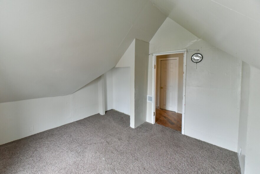side br third floor - 3407 W Pierce St