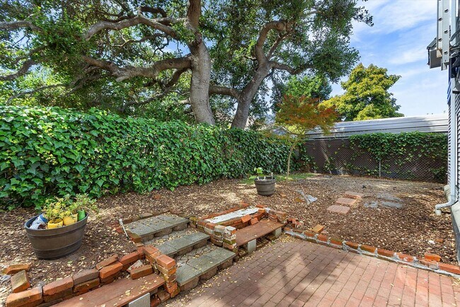 Building Photo - 1527 Verdi St