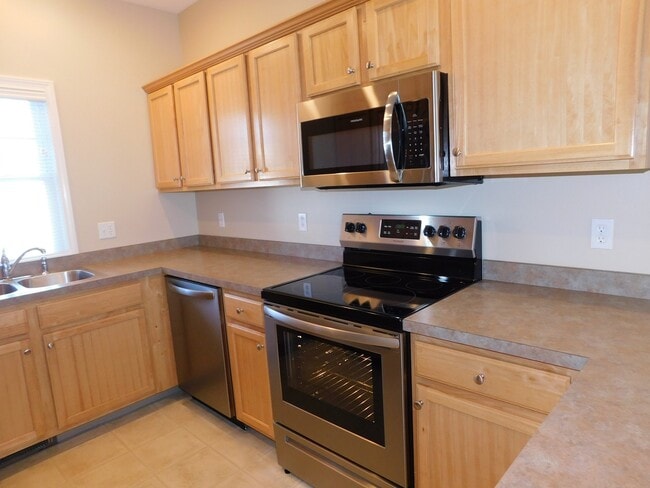 Building Photo - Modern 2-Story Townhome Condo with Resort-...