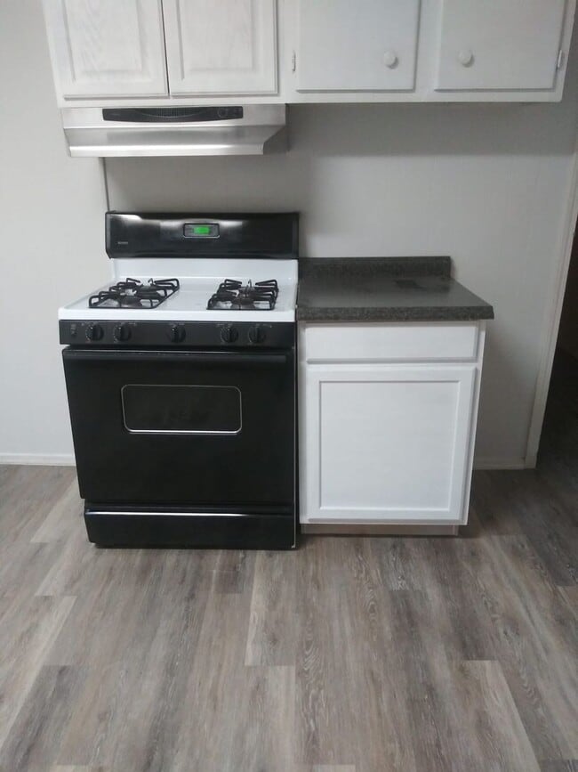 Building Photo - 3 Bedroom 1 Bath