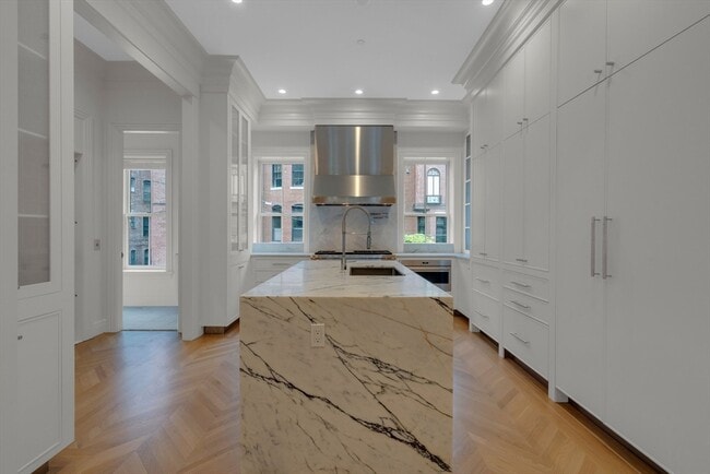 Building Photo - 352 Marlborough St