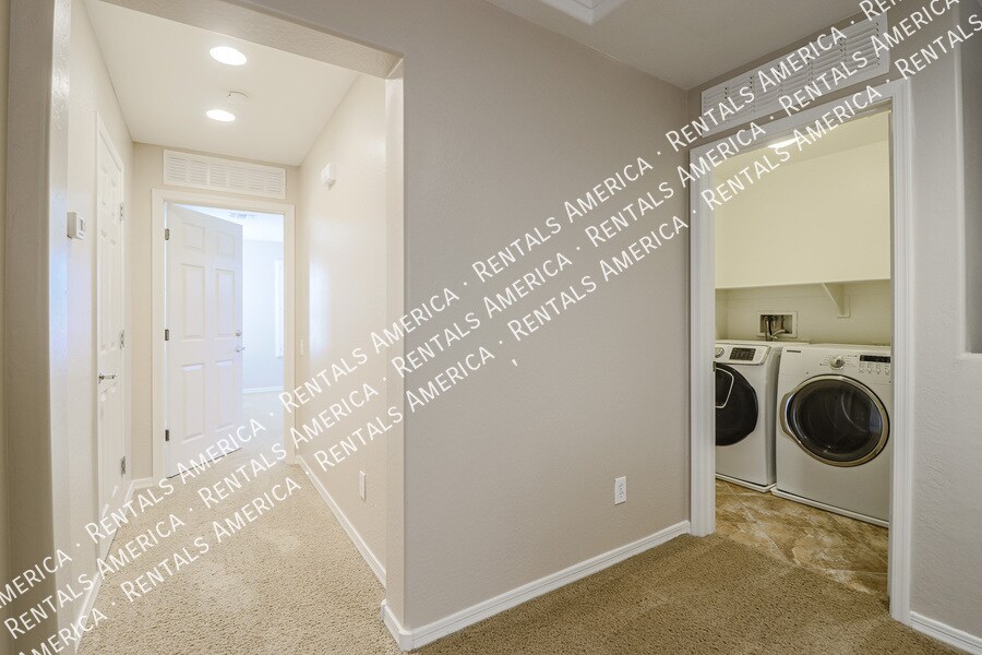 Building Photo - 3625 E Zachary Dr
