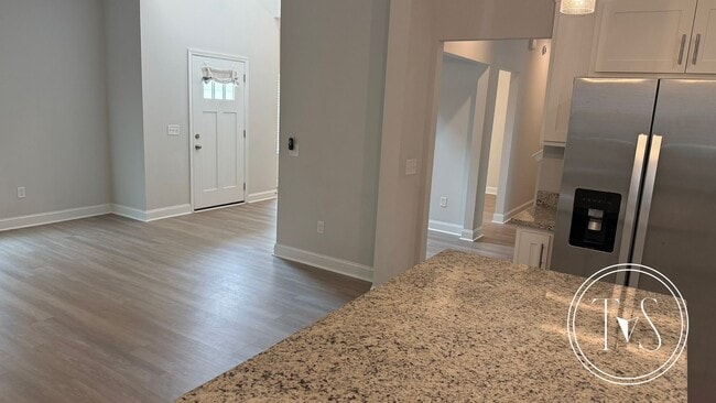 Building Photo - MOVE-IN SPECIAL: $500 OFF 1ST MONTH'S RENT!**