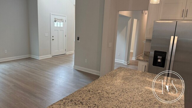 Building Photo - RATE DROP ALERT (was $2500/month) and MOVE-IN SPECIAL: $500 OFF 1ST MONTH'S RENT!**