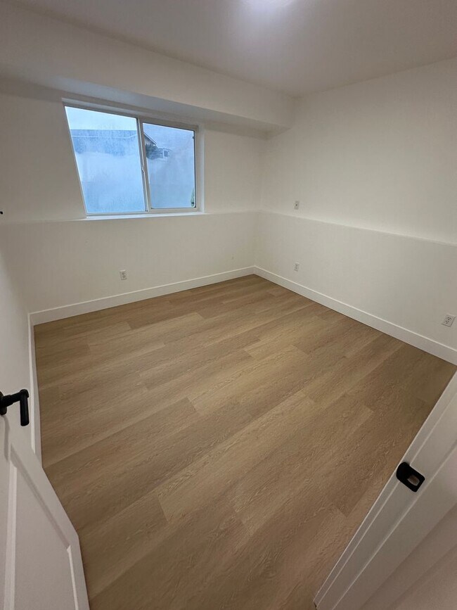 Building Photo - SPACIOUS Single Family - Remodeled- Home with big yard in great location