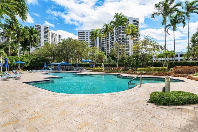 Building Photo - 3500 Mystic Pointe Dr