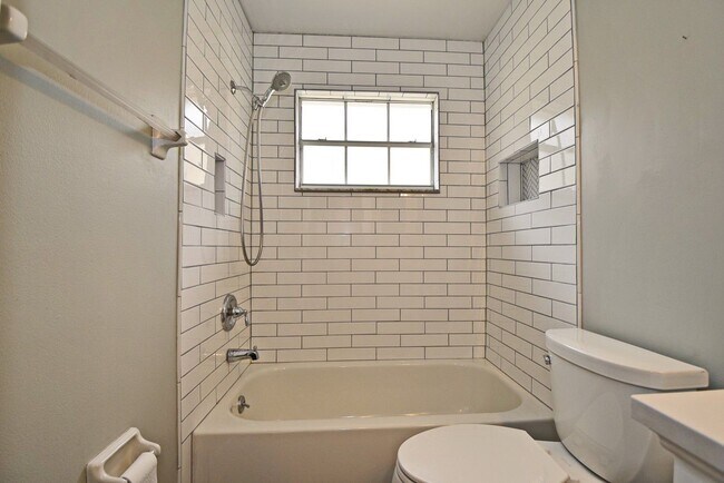 Building Photo - Colonialtown North 3BR – Prime Mills 50 Location