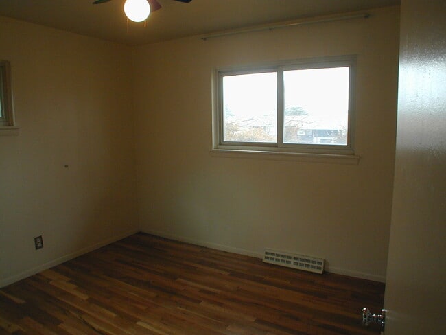 Building Photo - House For Lease