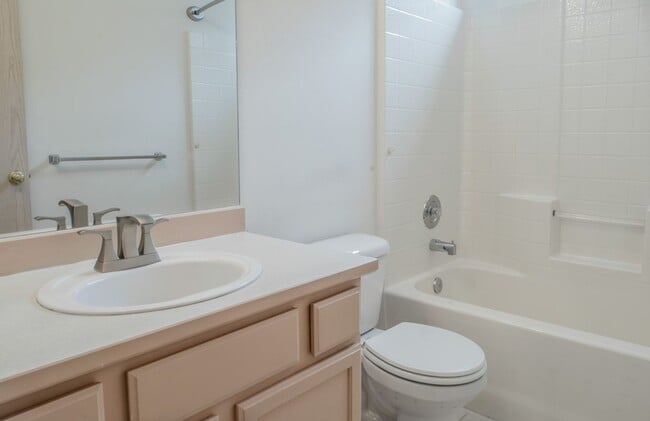 Building Photo - Beautiful home in private cul-de-sac on Gl...