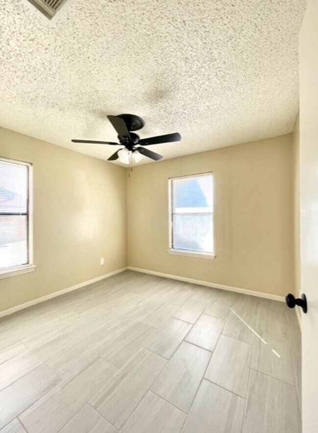 Building Photo - Single Family Home featuring 3 Bedrooms, 2 Baths, and 1 Car Garage