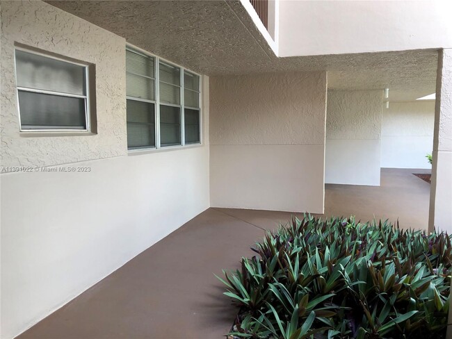 Building Photo - 1831 Sabal Palm Dr