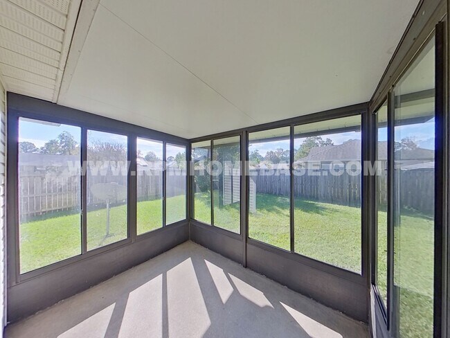 Building Photo - Cozy 3-Bedroom Home on a Corner Lot with F...