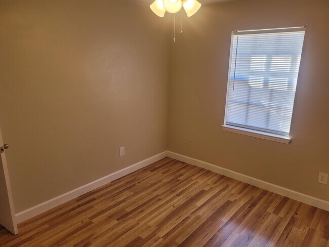 Building Photo - 4808 Fordham Dr