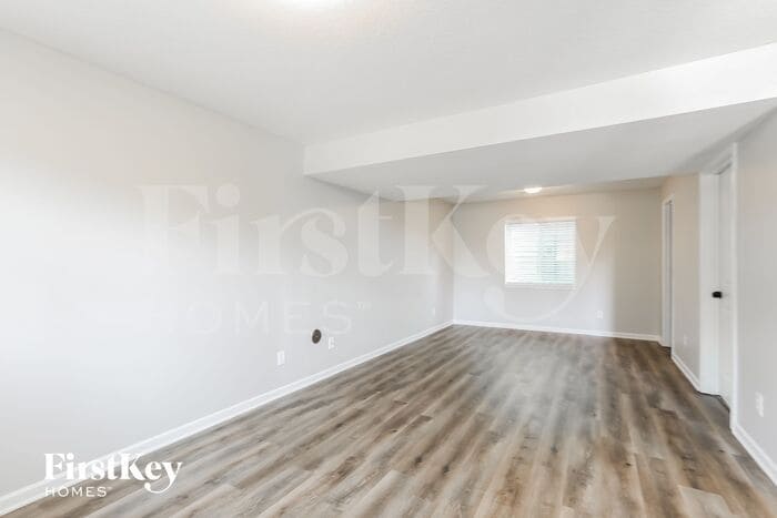 Building Photo - 10736 N Laurel Ave