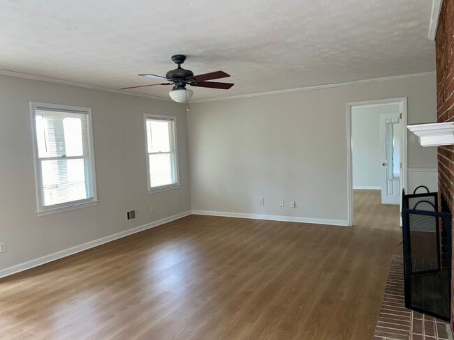 Building Photo - Spacious Updated 3 Bed/2 Bath Situated on a Private Lot!