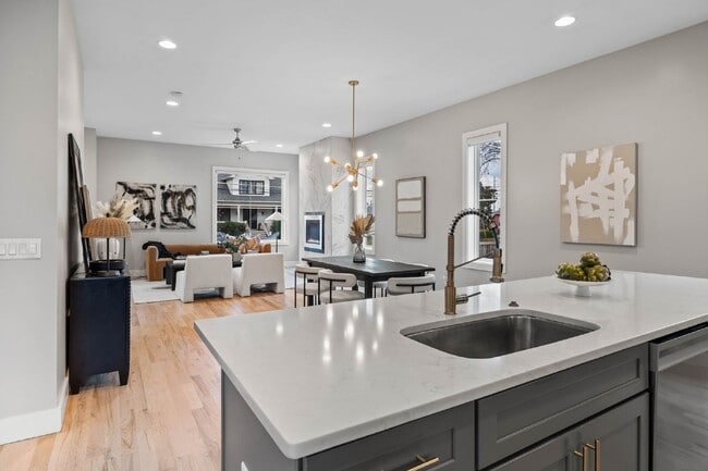 Building Photo - Spacious 4-Bed Gem in Nashville: 2360 sq f...