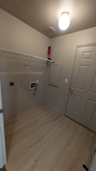 Laundry Room - 632 S Lawler Ave