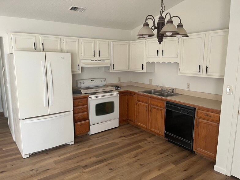 Kitchen - 5120 Virginia Dr