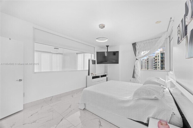 Building Photo - 3000 NE 188th St