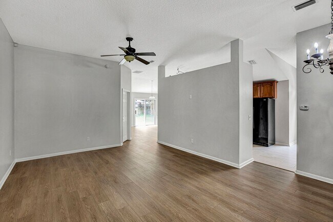 Building Photo - Renovated 5 bedroom/3 bathroom home in Wor...