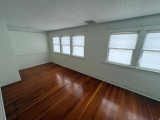 Building Photo - Classic vintage home walking distance to downtown Visalia!