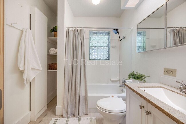 Building Photo - 4907 Grove St